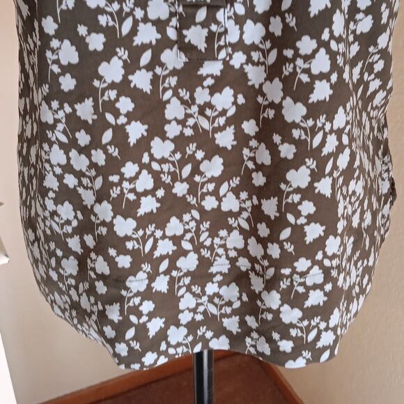 CAbi OLlive And Blue Floral Blouse. Coastal - Picture 5 of 11